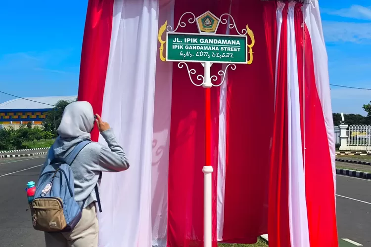 Jalan lingkar Stadion Pakansari kini diberi nama Jalan Raden Ipik Gandamana. (Panca)