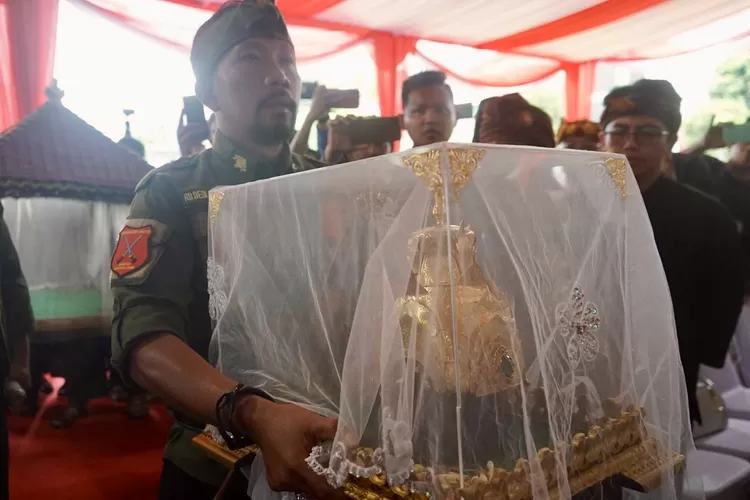 Prosesi kedatangan Mahkota Binokasih di Lapangan Karadenan, Cibinong, Kabupaten Bogor, Senin, 21 April 2025. (Arifin - Metropolitan)