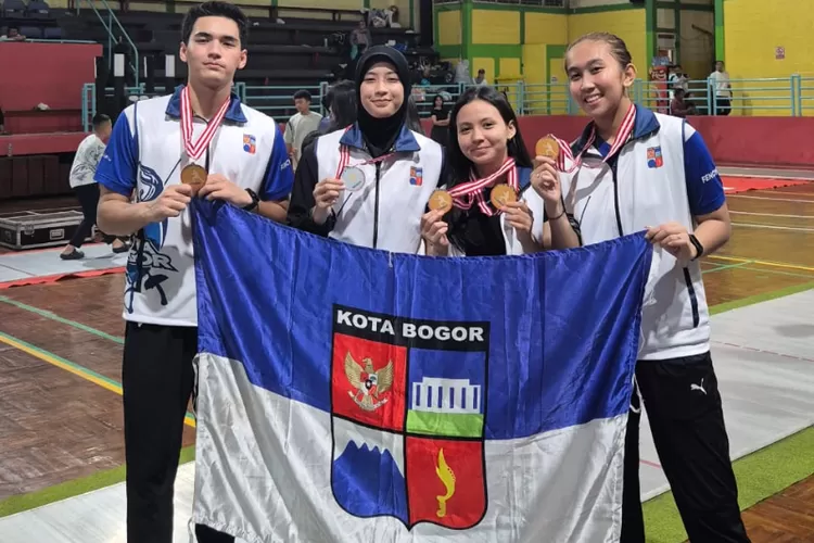 Senyum semringah atlet anggar Kota Bogor usai borong medali dan meraih gelar juara umum Kejurda Anggar Jawa Barat 2025 (ist)