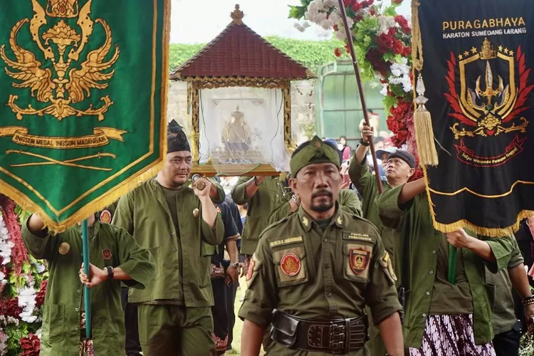 Prosesi kedatangan Mahkota Binokasih di Lapangan Karadenan, Cibinong, Kabupaten Bogor, Senin, 21 April 2025. (Arifin - Metropolitan)