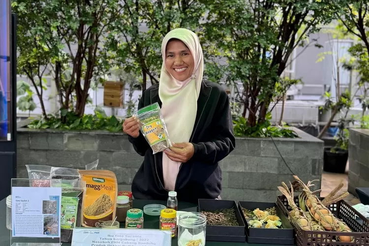 Dengan dukungan PNM,&nbsp;Ema Suranta sukses membudidayakan maggot untuk mengolah sampah organik dan menghasilkan berbagai produk. (Ist)