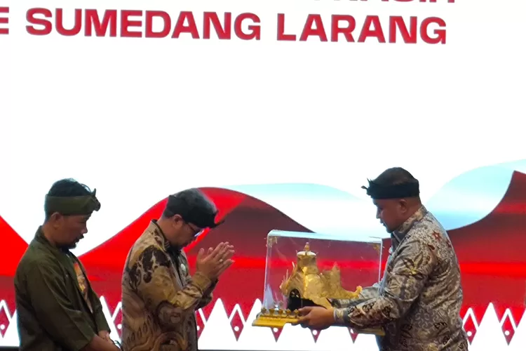 Prosesi pelepasan Mahkota Binokasih dari Bupati Bogor Rudy Susmanto ke&nbsp;Radya Anom Keraton Sumedang Larang Raden Lucky Djohari Soemawilaga di Pendopo Bupatu Bogor, Cibinong, Selasa, 22 April 2025. (Panca)