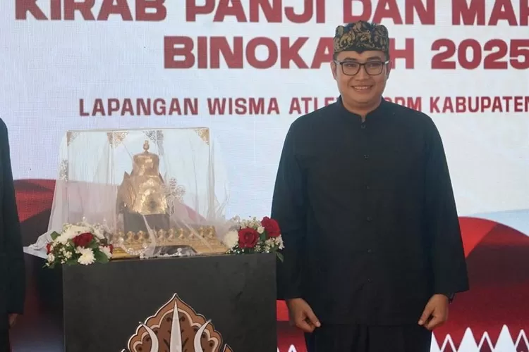 Ketua DPRD Kabupaten Bogor Sastra Winara saat menyambut kedatangan Mahkota Binokasih di Lapangan Karadenan, Cibinong, Kabupaten Bogor, Senin, 21 April 2025. (Arifin - Metropolitan)
