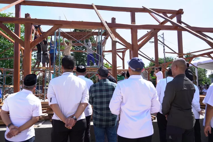 Bupati Bogor Rudy Susmanto dan jajaran meninjau progres pembangunan replika Pendopo Kawedanaan Jasinga di Kecamatan Jasinga, Kabupaten Bogor, Rabu, 23 April 2025. (Diskominfo)