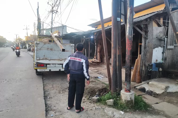Lokasi tiga pemasang wifi tewas tersengat listrik di Kelurahan Karadenan, Kecamatan Cibinong, Kabupaten Bogor. (Panca)
