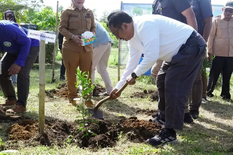 Bupati Sukabumi Asep Japar melakukan penanaman pohon di kawasan Bukit Kurma Baruajol memperingati Hari Bumi (ist)