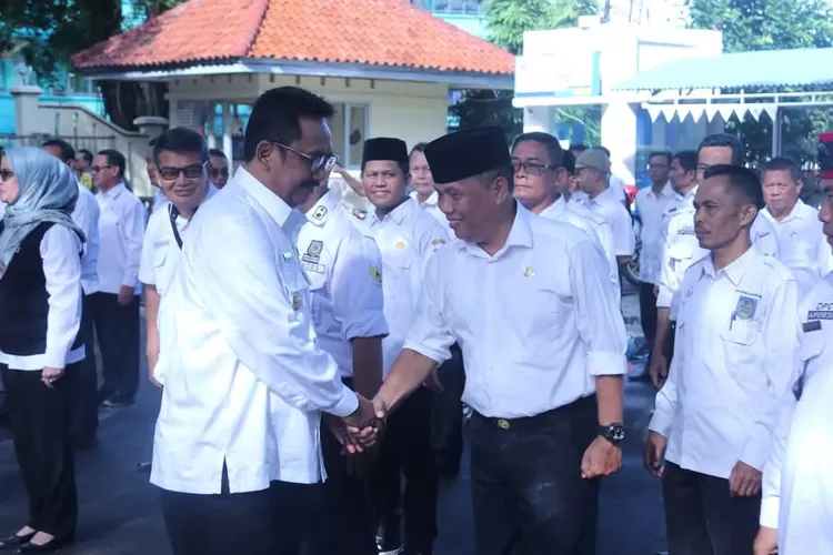 Di depan para kades di Kabupaten Sukabumi, Bupati Asep Japar menekankan pentingnya peran aktif desa kelola sampah dan kesadaran pajak desa (Usep)
