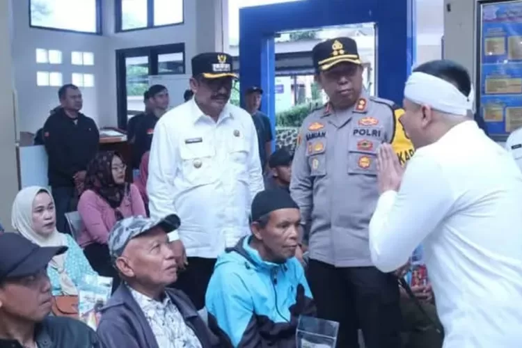 Saat mengecek situasi program pemutihan pajak di Samsat Palabuhanratu, Bupati Sukabumi Asep Japar mendapati warga antusias (IST)
