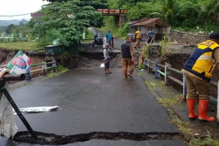 Diterjang longsor dan banjir bandang, Jalan Bagbagan&ndash;Mekarasih akan segera diperbaiki oleh Dinas PU Kabupaten Sukabumi (IST)