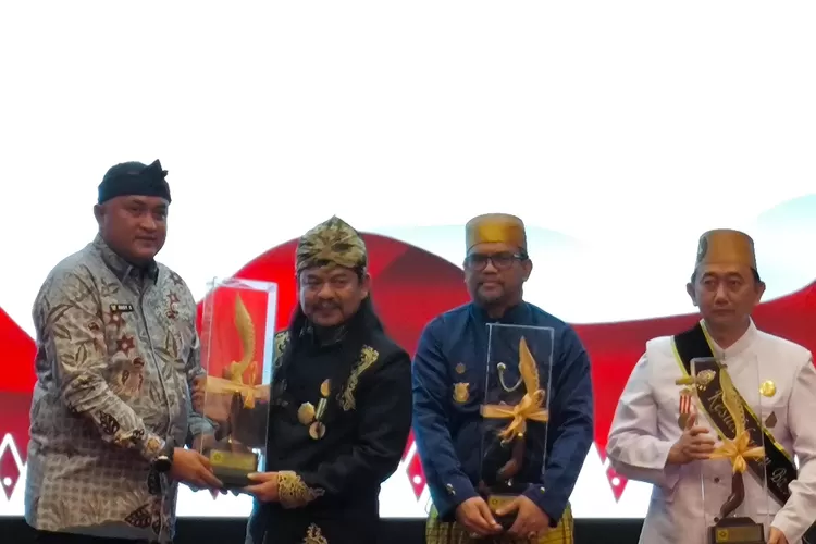 Bupati Bogor Rudy Susmanto menyerahkan cinderamata ke perwakilan Kerajaan Pajajaran Raden Zuabair saat pelepasan Mahkota Binokasih di Pendopo bupati, Cibinong, Kabupaten Bogor, Selasa, 22 April 2025. (Panca)