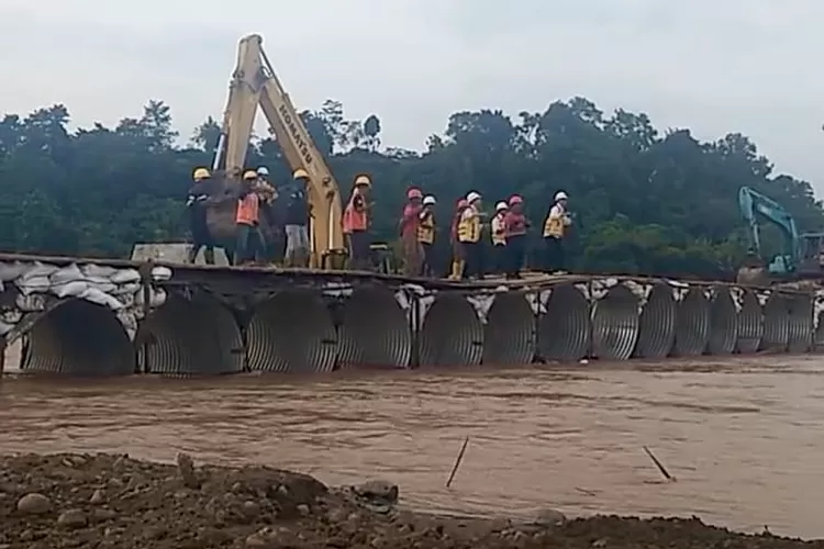 Video pekerja proyek jembatan di Sukabumi yang joget-joget saat bekerja viral dan menuai kecaman dari publik, termasuk anggota DPRD (tangkapan layar)