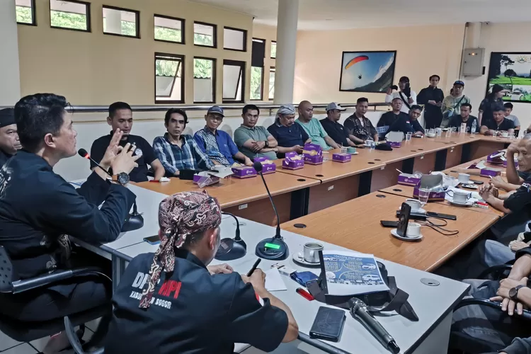 Driver dan pemandu wisata Puncak Bogor saat menemui Disbudpar Kabupaten Bogor, Kamis, 24 April 2025. (Panca)