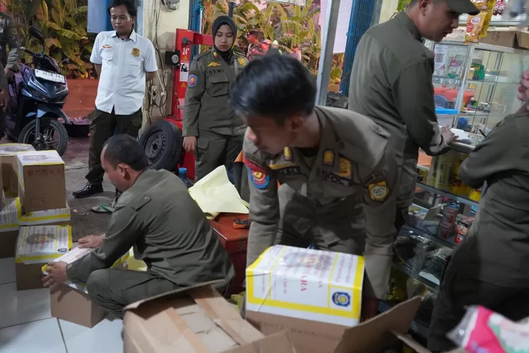 Satpol PP Kabupaten Bogor saat razia miras di Kemang dan Parung, Kamis, 24 April 2025. (Satpol PP)