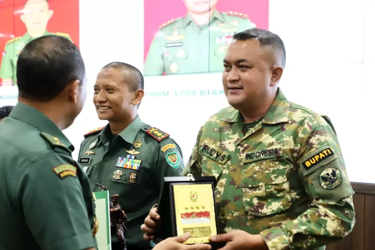 Bupati Bogor Rudy Susmanto bersama Dandim 0621 Kabupaten Bogor Letkol Inf Henggar Tri Wahono diganjar penghargaan dari TNI Angkatan Darat atas suksesnya program TMMD ke-123 Tahun 2025. (Diskominfo)