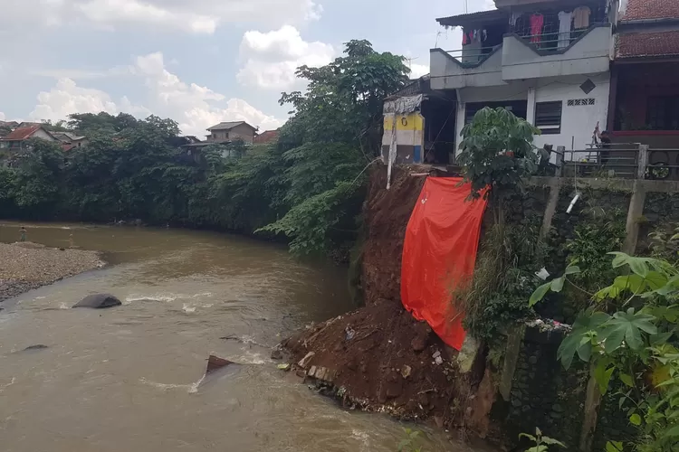 Kondisi tebingan yang mengalami longsor di Paledang, Kota Bogor.  (Dok BPBD Kota Bogor)