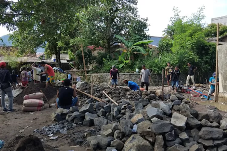 Warga Kampung Gumelar Palabuhanratu, Kabupaten Sukabumi secara swadaya memperbaiki tanggul jebol karena tak ada perhatian dari pemerintah (IST)