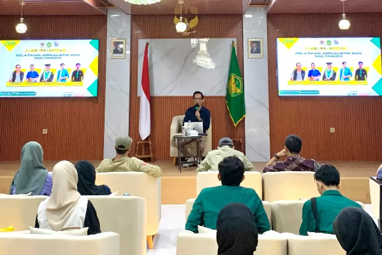 Ketua PWI Kota Bogor, Aldho mengajak mahasiswa melek jurnalistik. Singgung eksistensi media mainstream dan tantangan dari media sosial  (PWI)