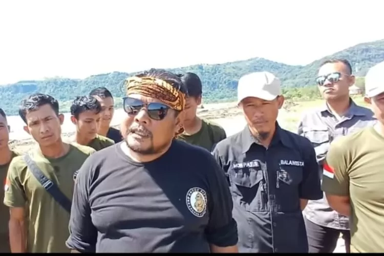 Anggota DPRD Kabupaten Sukabumi Taopik Guntur mengajak warga membersihkan sampah berserakan di Pantai Palangpang Geopark Ciletuh (IST)
