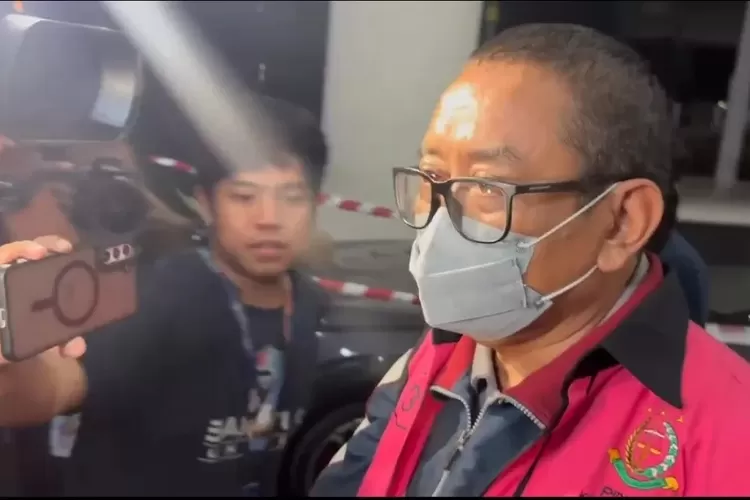  Kejaksaan Agung (Kejagung) Republik Indonesia telah mengalihkan status penahanan mantan Direktur Pemberitaan JakTV, Tian Bahtiar (TB). (Ridwan/JawaPos.com)