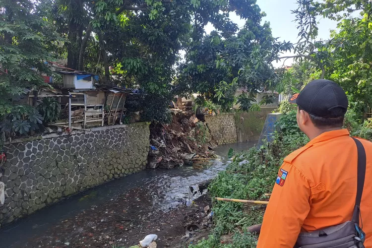 Kondisi TPT roboh akibat tanah longsor yang terjadi di Ciparigi, Kota Bogor.  (Dok BPBD Kota Bogor. )