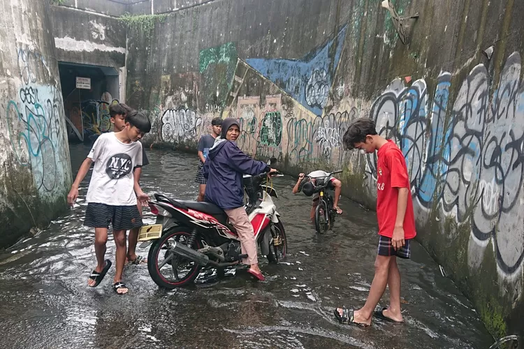 Banjir menggenangi Underpass Dipo, Kota Depok usai hujn deras, Minggu, 27 April 2025. (Ali)