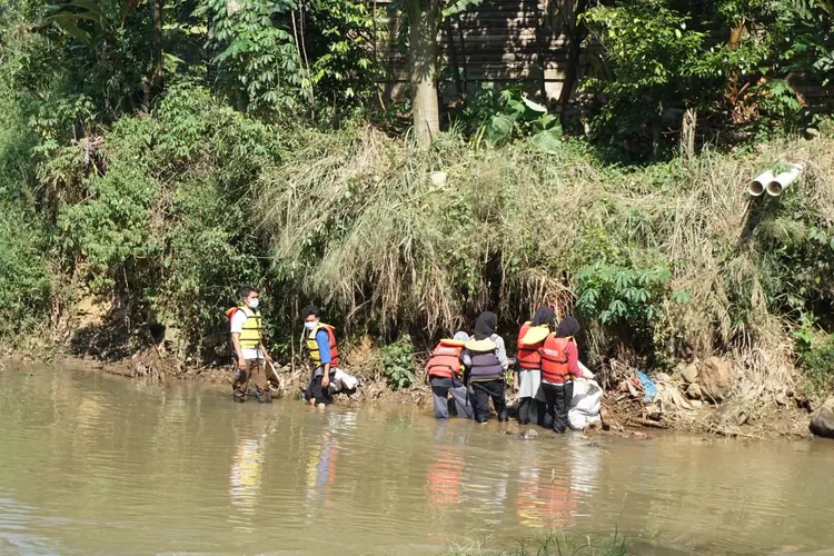 Kelompok Cisadane Resik saat aksi bersih-bersih sampah di Sungai Cisadane. (Anto)