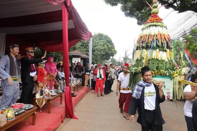 Wariskan ke generasi muda, Wali Kota Bekasi Tri Adhianto mengajak warga Mustika Jaya untuk melestarikan Festival Adu Bedug dan Dondang (Pemkot Bekasi)