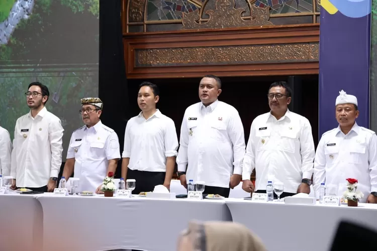 Bupati Bogor Rudy Susmanto mengikuti rakor peningkatan peran kepala desa dan lurah se-Jawa Barat di Gedung Bale Asri Pusdai, Bandung, Senin, 28 April 2025. (Diskominfo)