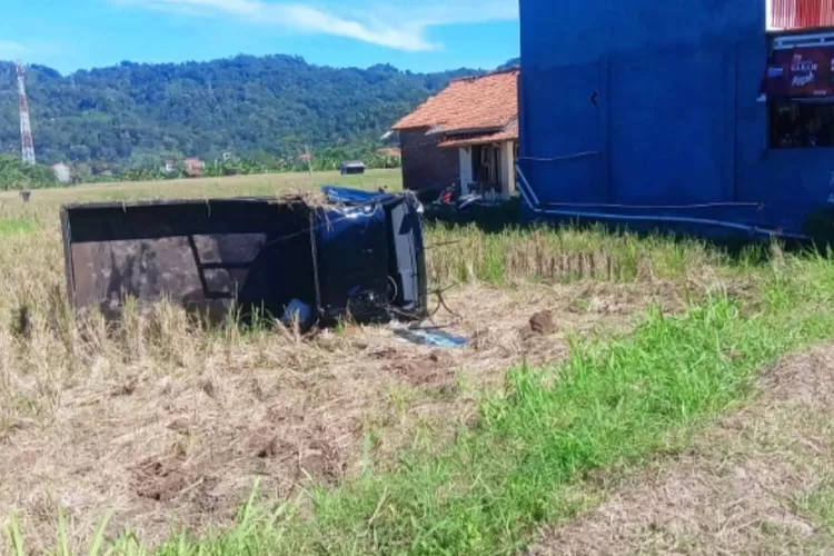 Mobil pikap mengalami kecelakaan tunggal di Jalan Raya Cisolok-Bayah dan terguling ke sawah. Diduga karena sopir tidak tahu medan jalan (IST)