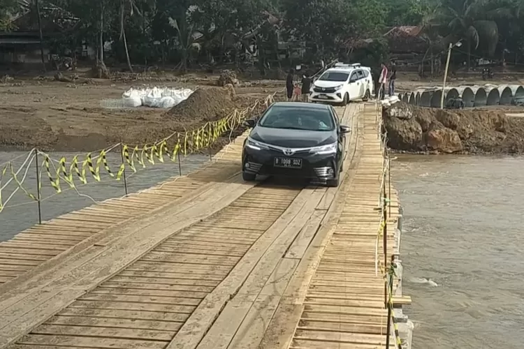 Kondisi jembatan darurat jalan alternatif Bojongkopo, Kabupaten, Sukabumi akan diganti beton. Sehingga akses kendaraan dialihkan Sementara (IST)