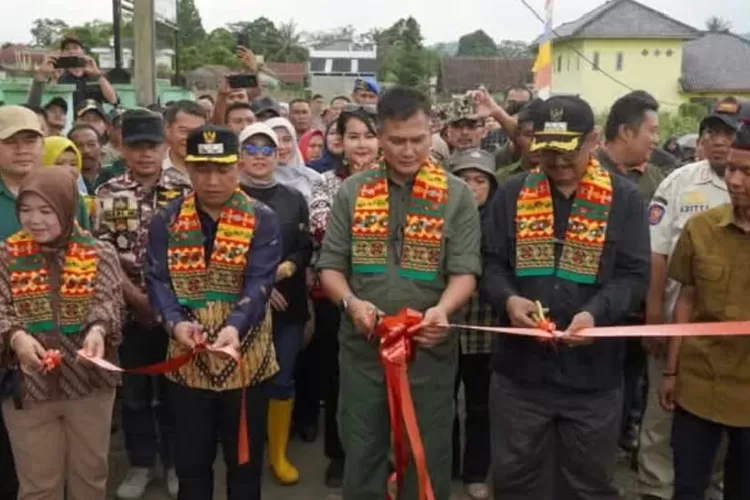 Bersama Panglima Kogabwilhan I,  Bupati Sukabumi Asep Japar meresmikan Jalan Letjen Kunto Arief Wibowo di Desa Sasagaran, Sukabumi (IST)