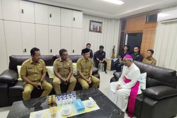 Wali Kota Bogor, Dedie A Rachim menyampaikan belasungkawa atas wafatnya Paus Fransiskus ke Uskup Keuskupan Bogor. 