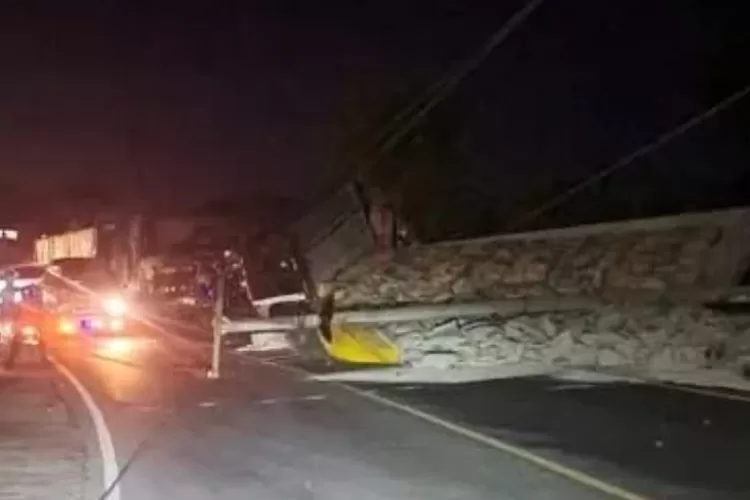 Kecelakaan tunggal yang melibatkan satu unit truk semen terguling sehingga menyebabkan lalu lintas Jalan Sukabumi - Bogor sempat lumpuh (IST)