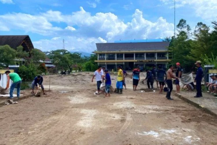 RTH Lapang Cangehgar dibersihkan oleh personel Disperkim Kabupaten Sukabumi usai terdampak banjir dan dipenuhi lumpur (IST)