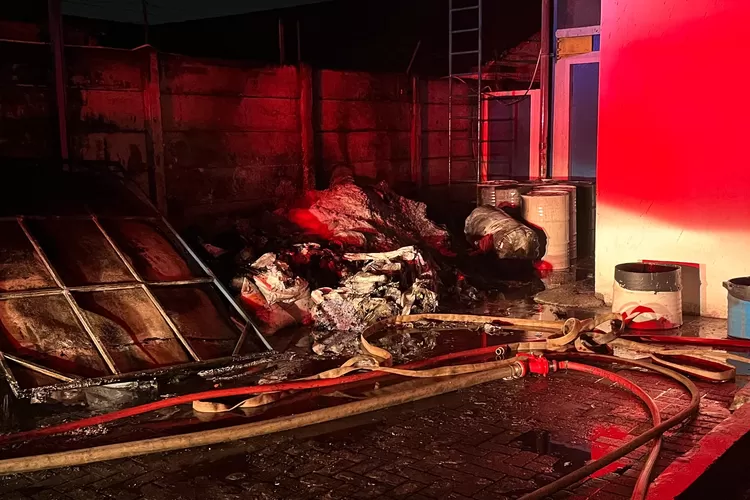 Kebakaran pabrik kancing di Kelurahan Karadenan, Kecamatan Cibinong, Kabupaten Bogor, Senin, 28 April 2028 malam. (Riza)