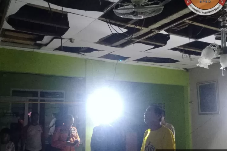 Kondisi musala di Nanggewer, Cibinong, Kabupaten Bogor usai tersambar petir dan diterjang hujan deras. (BPBD)