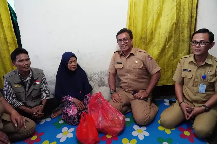 Komitmen jalankan program Gubernur Jawa Bara Dedi Mulyadi, Pj Sekda Kota Bogor Hanafi menyalurkan bantuan 'Nyaah Ka Indung' di Cikaret (Pemkot Bogor)
