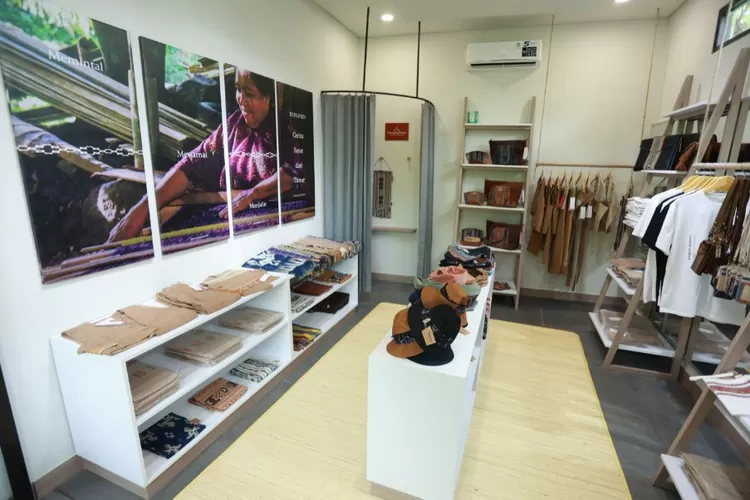 Dorong ekonomi kreatif berbasis budaya lokal, Tenunin dan PT SMI meresmikan toko fisik pertama di Labuan Bajo. (IST)
