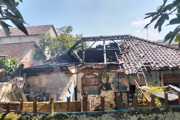 Diduga gegara korsleting listrik, satu unit rumah milik kakak beradik di Cikembar Sukabumi alami kebakaran hebat (IST)
