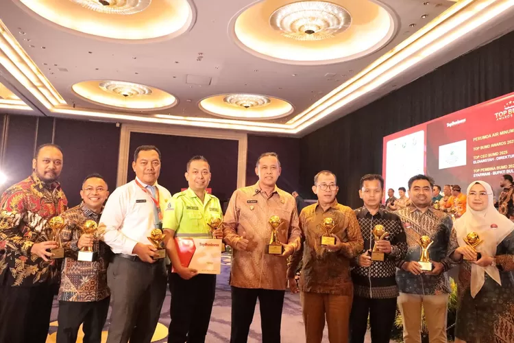 Wali Kota Bekasi Tri Adhianto menerima penghargaan Top BUMD Awards 2025 yang diraih oleh tiga BUMD di Kota Bekasi  (Pemkot Bekasi)
