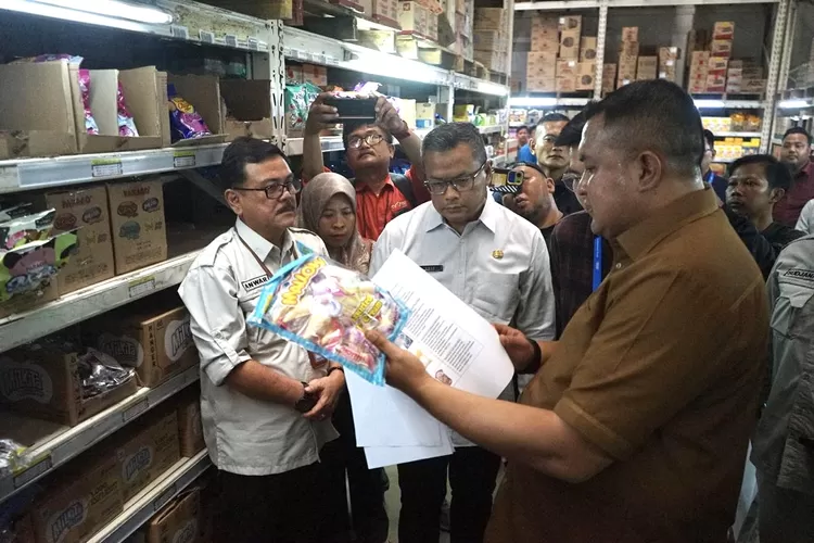 Bupati Bogor Rudy Susmanto bersama Disdagin Kabupaten Bogor saat sidak ke Indogrosir Nanggewer, Cibinong, untuk memastikan tidak ada produk makanan mengandung unsur babi, Selasa, 29 April 2025. (Arifin - Metropolitan)
