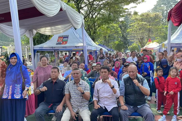 Foto bersama dalam acara kegiatan Pangan Murah yang diselenggarakan Pemkot Bogor bersama GAIN. 