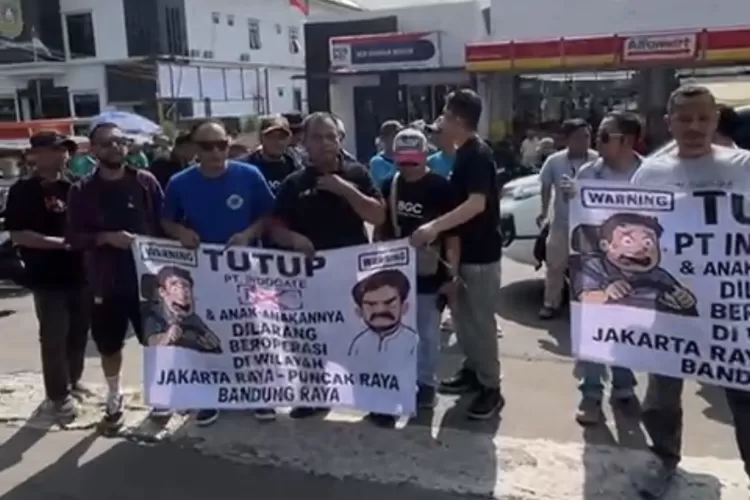 Para driver turis Timur Tengah di Puncak Bogor melakukan aksi jelang mediasi dengan PT Indogate di Kecamatan Cisarua, Kabupaten Bogor, Selasa, 29 April 2025. (Rizal)