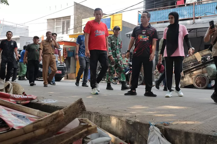 Wali Kota Bekasi Tri Adhianto mengecek pekerjaan pengerukan kali di kokasi yang baru saja dilakukan penertiban bangunan liar (Pemkot Bekasi)