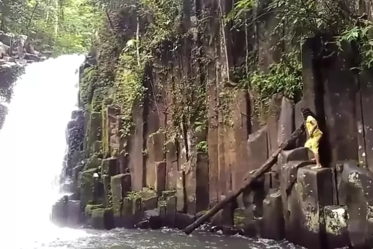Rekomendasi wisata alam air terjun terbaik di Sumsel dengan keindahan alam mempesona buat mengisi liburan akhir pekan kamu (YouTube Ade Elvandri)