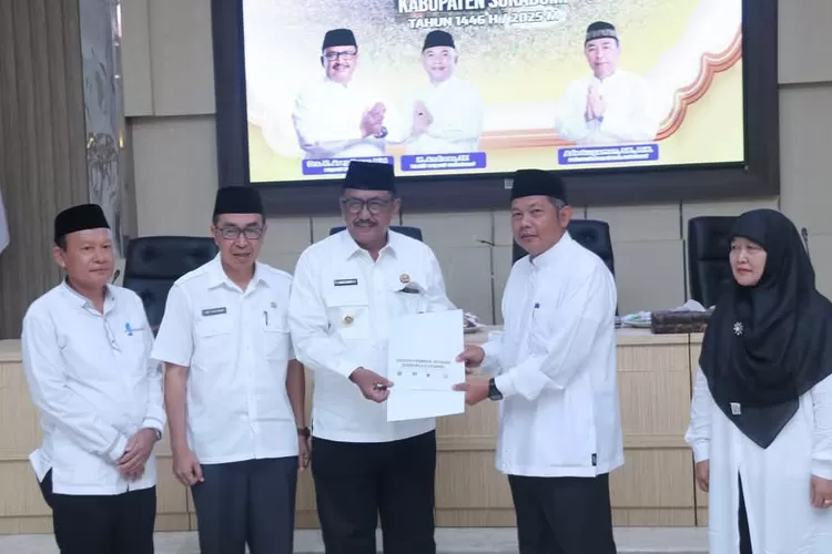 Bupati Sukabumi, Asep Japar menyaksikan suasana haru yang warnai pelepasan 80 calon jemaah haji dari kalangan Korpri Kabupaten Sukabumi (Usep/Metropolitan)