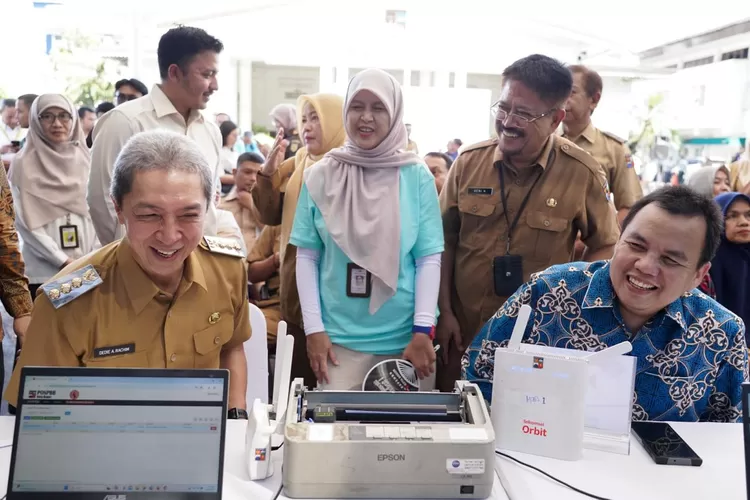 Ketua DPRD Kota Bogor Adityawarman Adil mengajak warga untuk taat membayar PBB -P2 sebagai bentuk cinta pembangunan Kota Bogor (DPRD Kota Bogor)