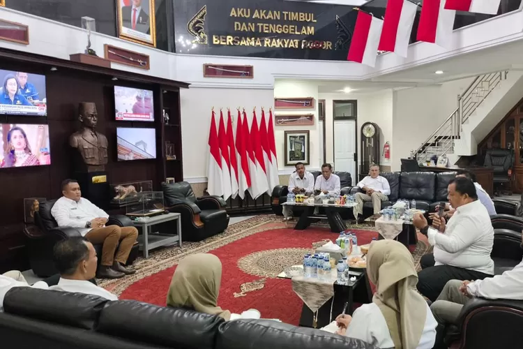 Bupati Bogor Rudy Susmanto saat berdialog dengan perwakilan buruh di Pendopo Bupati Bogor, Cibinong, Rabu, 30 April 2025. (Panca)