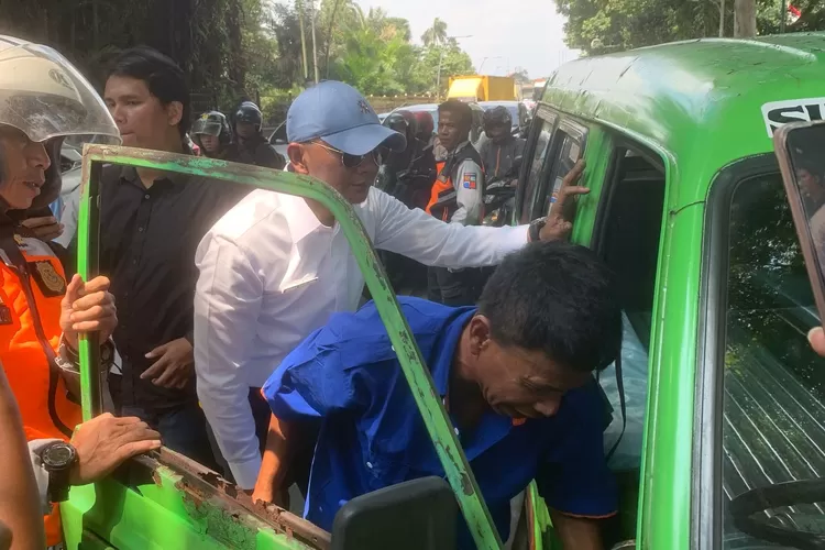 Jajaran Dishub Kota Bogor bersama Wakil Wali Kota Bogor, Jenal Mutaqin mengecek kelengkapan surat berkendara sopir angkot. 