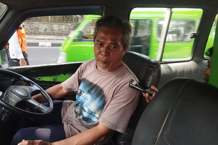 Salah seorang sopir angkot yang menyampaikan kekesalannya atas razia angkot yang dilakukan Dishub Kota Bogor.  (Rifal Metropolitan)
